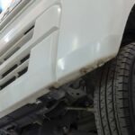 リフトで上げた軽バンの足まわりと下回り