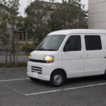 ハザードを点けて駐車場に停まった軽バン