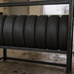 棚に並ぶ新品のタイヤ